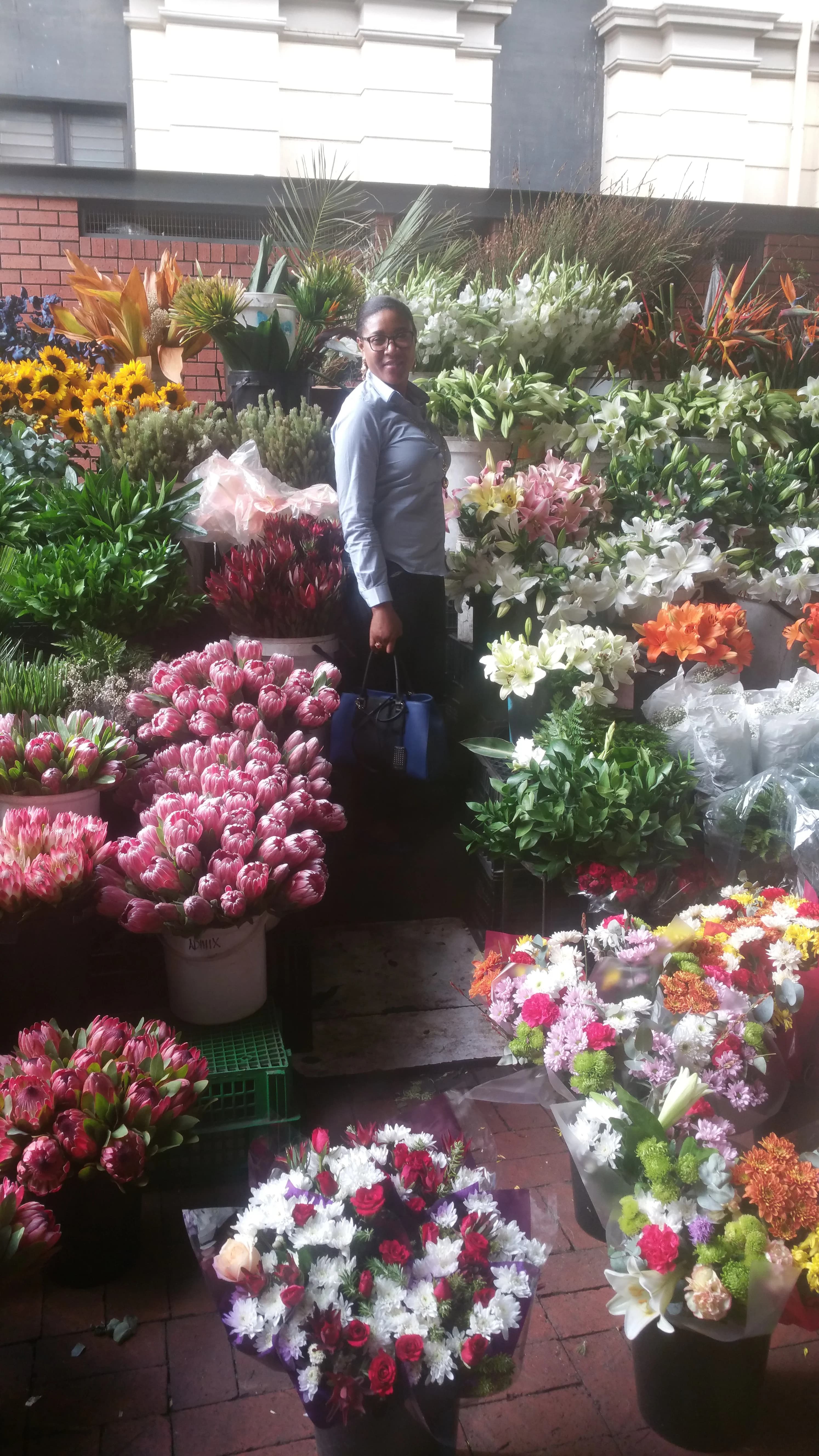 Fondatrice travaillant sur une installation élégante