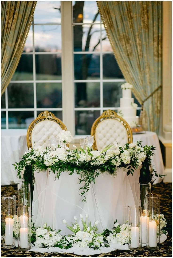 Réception de soirée atmosphérique avec un éclairage d'ambiance chaleureux et un décor élégant