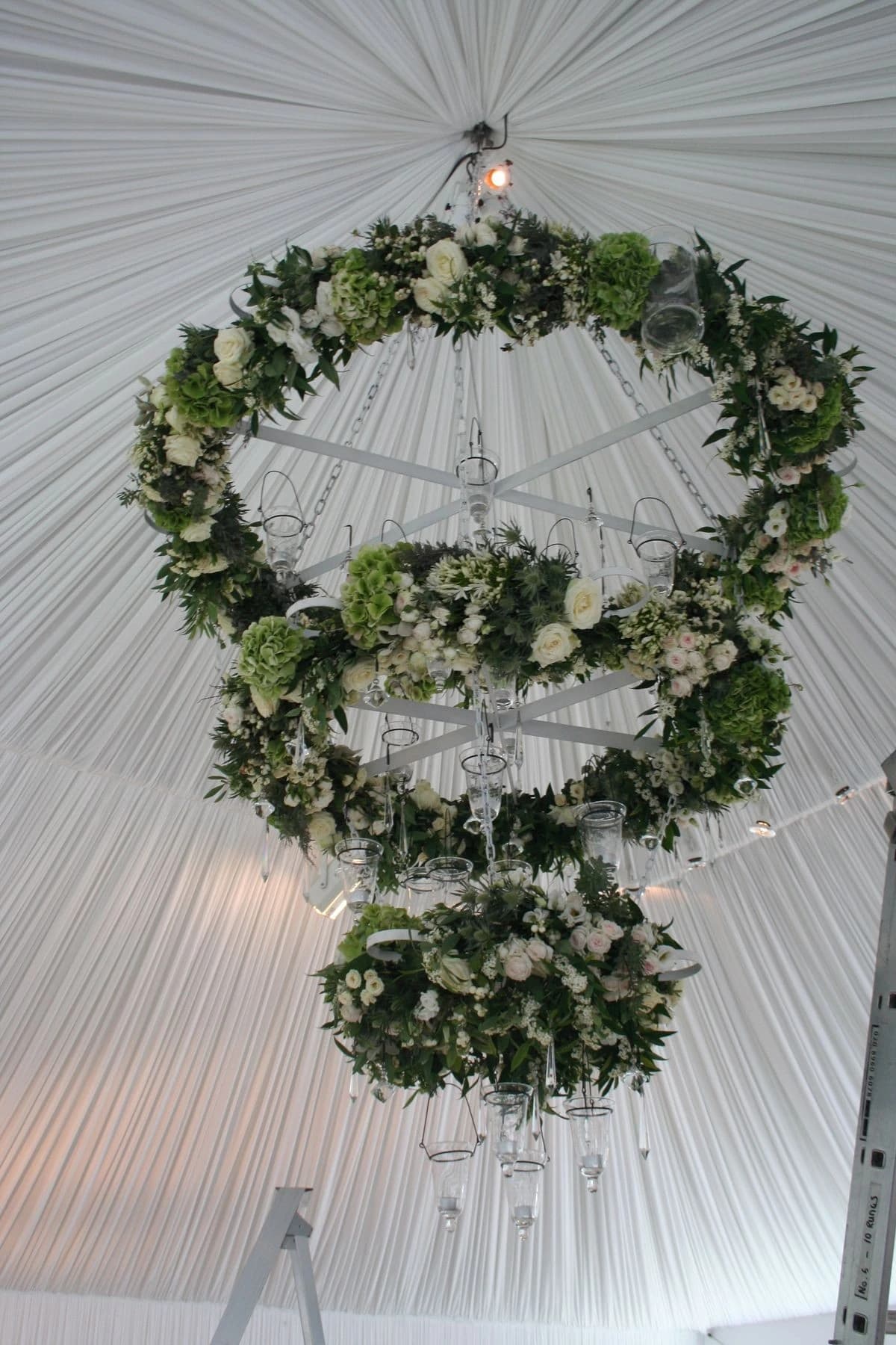 Installation de dîner de mariage en plein air de luxe